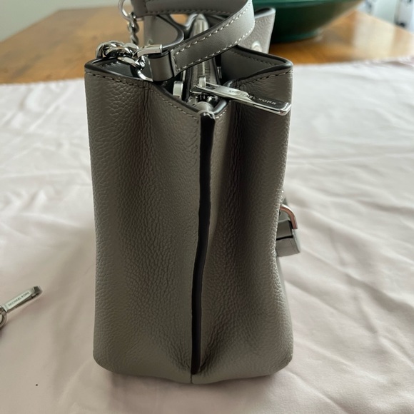 MAKE ME AN OFFER Kors pebble soft leather purse. Light dove grey - Picture 6 of 9